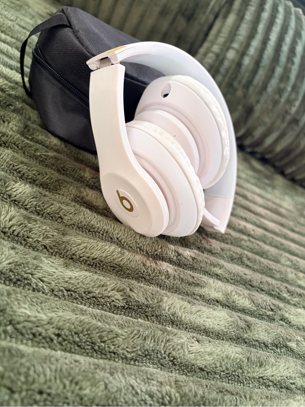 Rare White and Gold Studio3 Wireless Over-Ear Headphones - White - Picture 5 of 6